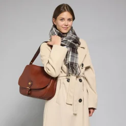 Borsa a spalla in pelle grande con patta frontale-The Bridge Discount