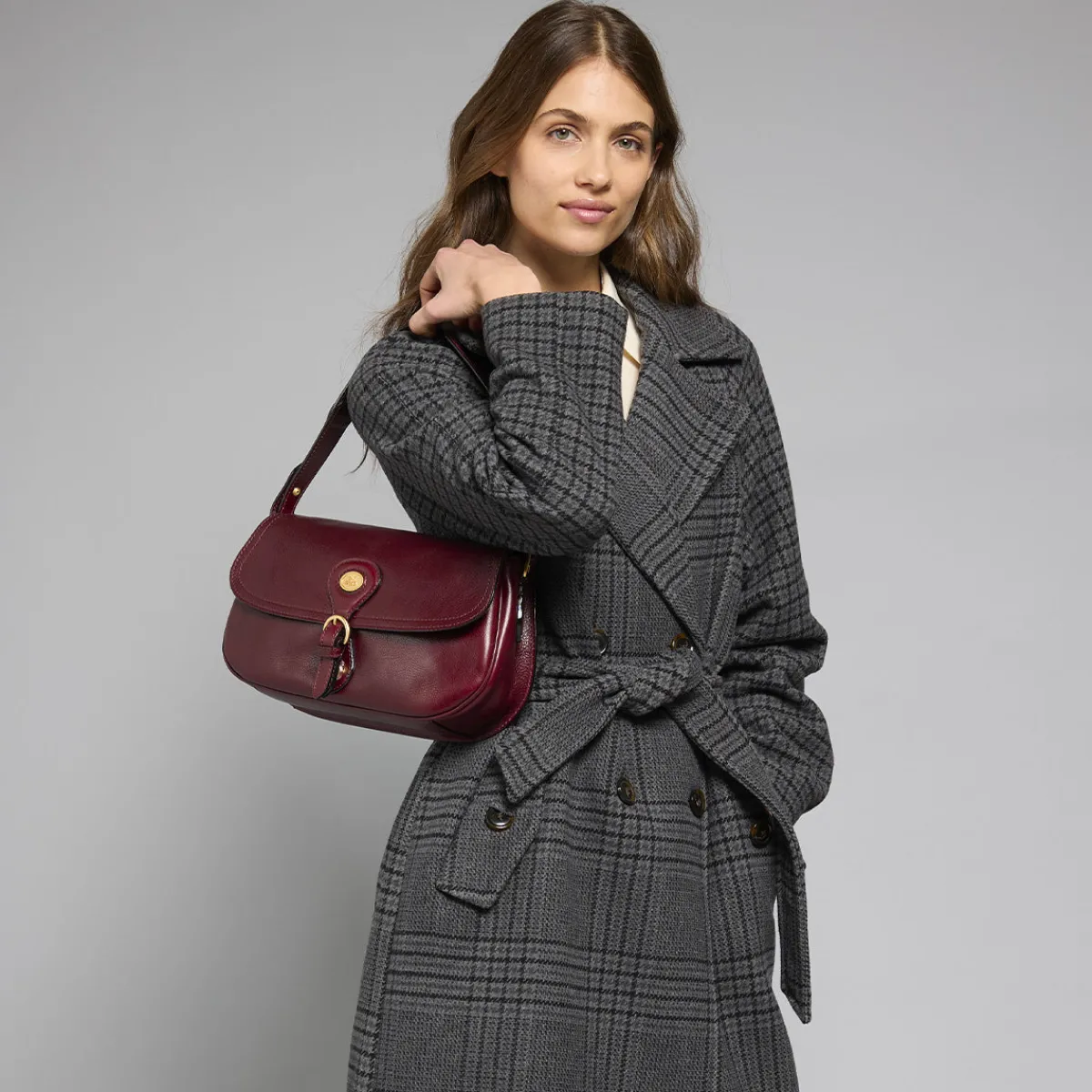 Borsa a spalla in pelle grande con patta frontale-The Bridge Sale