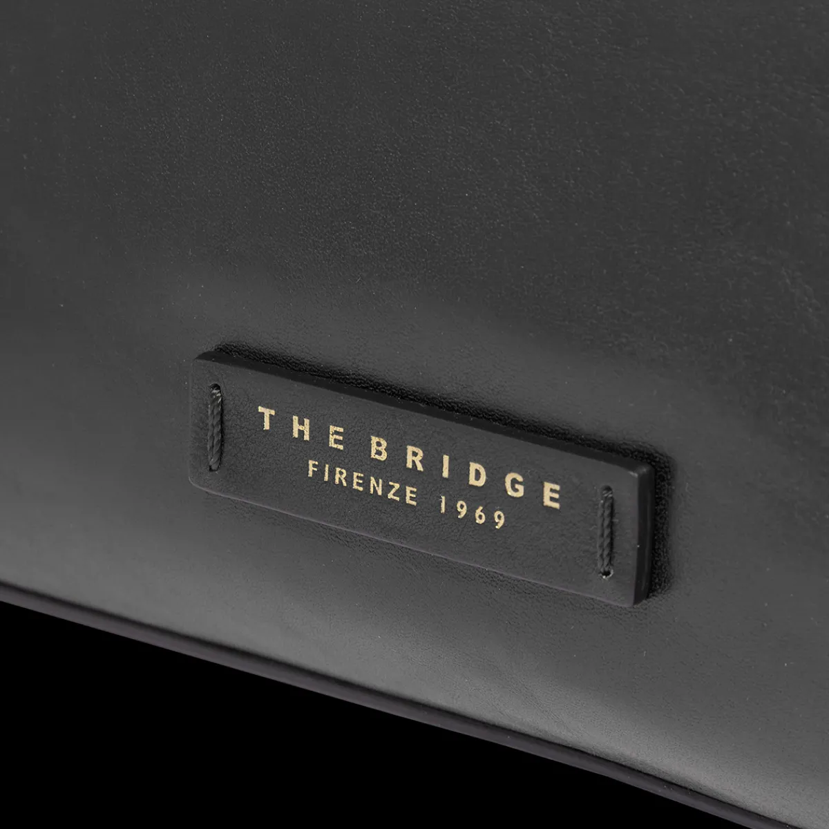 Borsa a tracolla in pelle con chiusura e zip frontale-The Bridge Discount